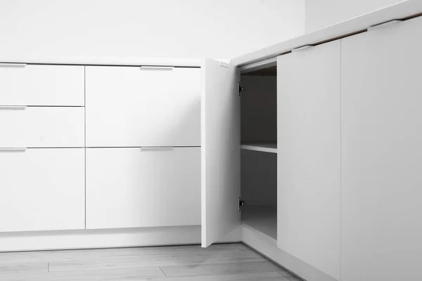 Weiße Arbeitsplatten Mit Schubladen Heller Küche — Stockfoto