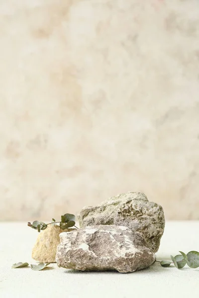 Podios Decorativos Piedra Con Eucalipto Sobre Mesa Blanca —  Fotos de Stock