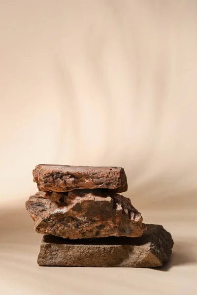 Dekorative Steinpodeste Auf Beigem Hintergrund — Stockfoto