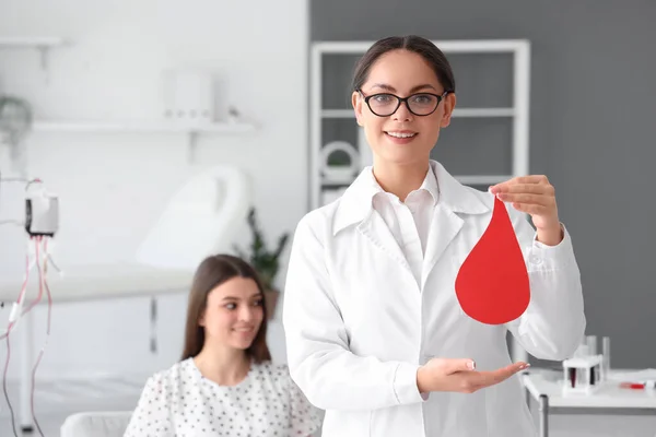 Doctora Con Gota Sangre Papel Clínica —  Fotos de Stock