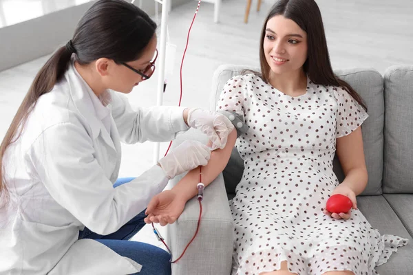 Doctora Tomando Sangre Donante Joven Clínica —  Fotos de Stock