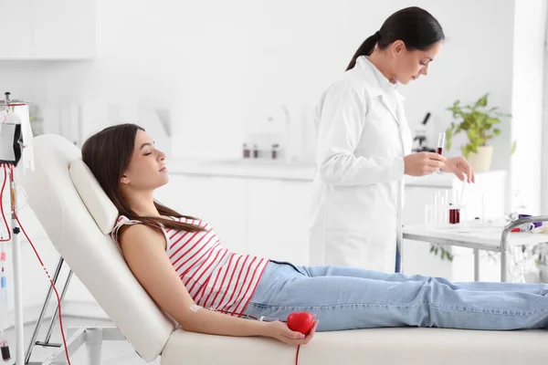 Young Woman Donating Blood Clinic — Stock Photo, Image