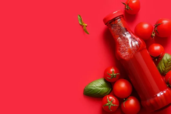 Glass Bottle Ketchup Tomatoes Red Background — Stock Photo, Image