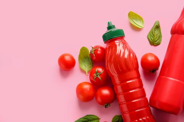 Bottles Ketchup Tomatoes Pink Background — Stock Photo, Image