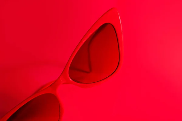 Occhiali Sole Eleganti Sfondo Rosso — Foto Stock