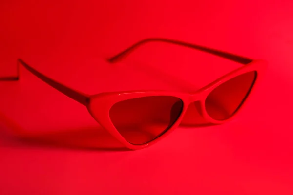 Snygga Solglasögon Röd Bakgrund — Stockfoto