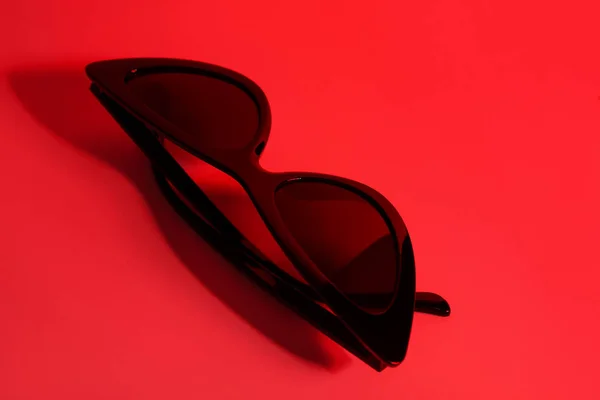 Eleganti Occhiali Sole Neri Sfondo Rosso — Foto Stock