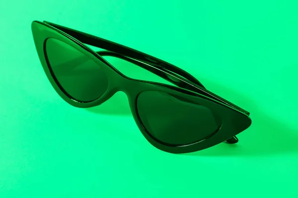 Óculos Sol Pretos Elegantes Fundo Turquesa — Fotografia de Stock