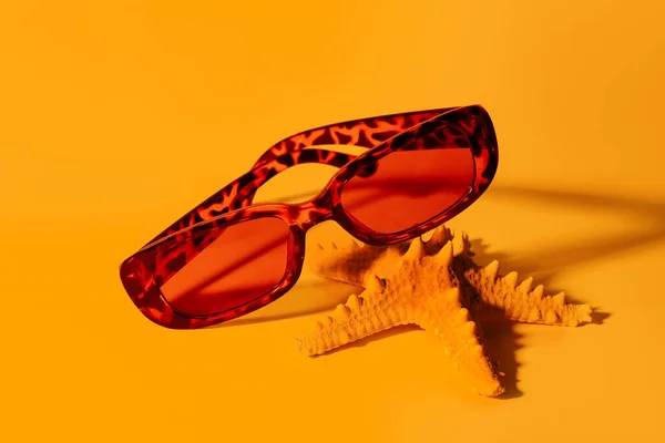 Γυαλιά Ηλίου Λεοπάρδαλης Αστερία Πορτοκαλί Φόντο — Φωτογραφία Αρχείου