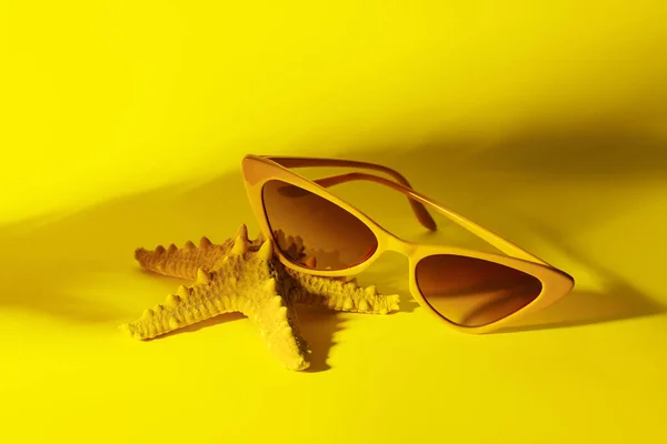 Stylowe Okulary Przeciwsłoneczne Rozgwiazdy Żółtym Tle — Zdjęcie stockowe