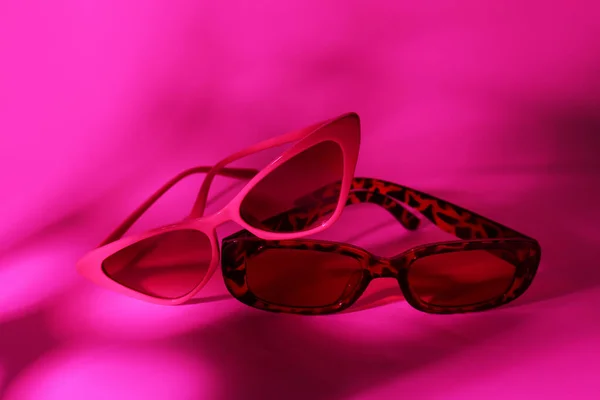 Různé Stylové Sluneční Brýle Růžovém Pozadí — Stock fotografie