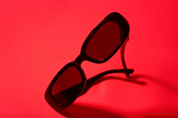 Stilvolle Sonnenbrille Auf Rotem Hintergrund — Stockfoto