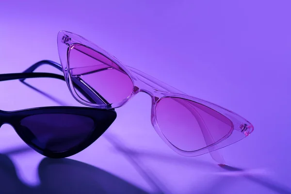 Стильні Різні Сонцезахисні Окуляри Фіолетовому Фоні — стокове фото