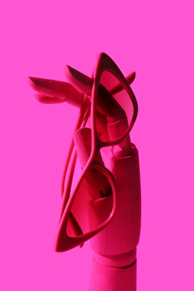 Stilvolle Sonnenbrille Mit Hölzerner Hand Auf Rosa Hintergrund — Stockfoto
