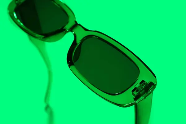 Stylische Sonnenbrille Auf Grünem Hintergrund — Stockfoto