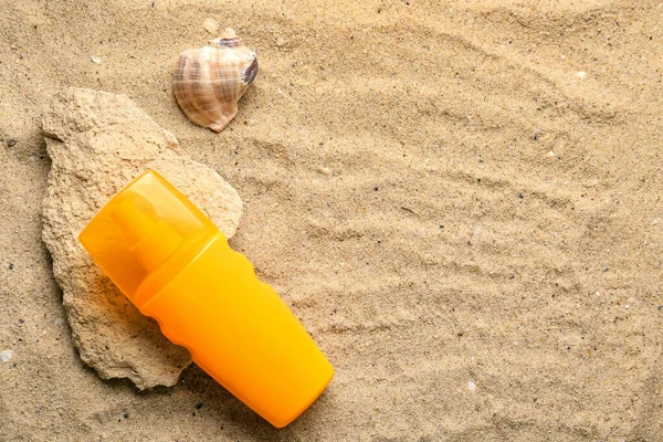 Botella Crema Protector Solar Piedra Con Concha Mar Sobre Arena — Foto de Stock