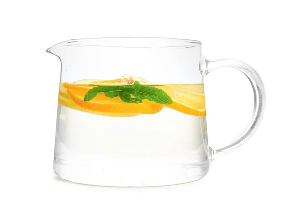 Скляний Глечик Водою Апельсиновими Скибочками Білому Тлі — стокове фото