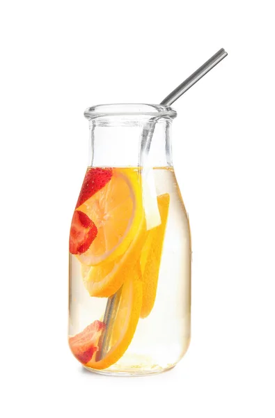 白い背景にオレンジのスライスと注入水のボトル — ストック写真