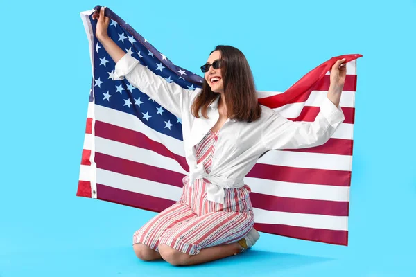 Jonge Vrouw Met Usa Vlag Zittend Blauwe Achtergrond — Stockfoto