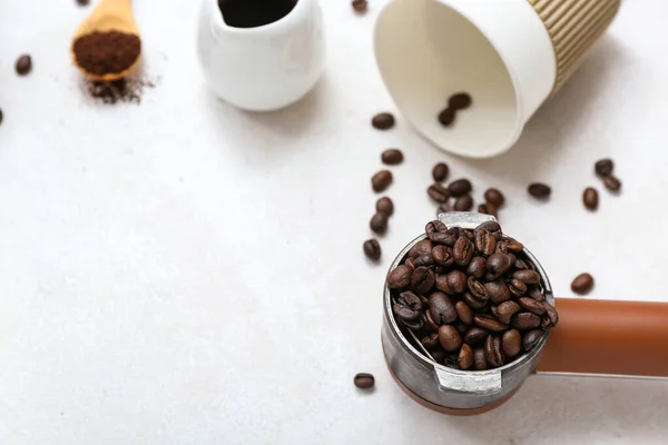 光を背景にコーヒー豆とPortafilter — ストック写真