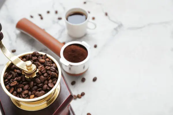 Koffiemolen Met Bonen Witte Marmeren Achtergrond — Stockfoto