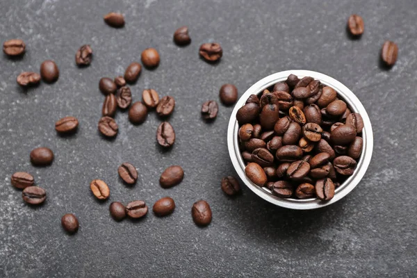 Schaal Met Koffiebonen Donkere Achtergrond — Stockfoto