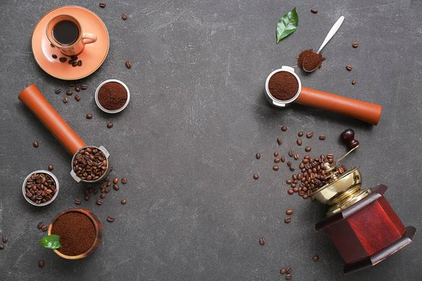 暗い背景にコーヒー粉と豆とポータフィルターで作られたフレーム — ストック写真