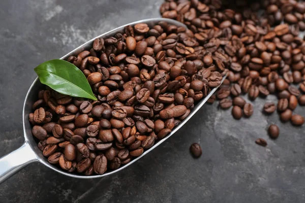 Schaufel Mit Kaffeebohnen Auf Grunge Hintergrund — Stockfoto
