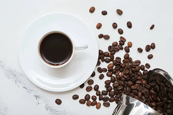 Beker Van Hete Espresso Koffiebonen Witte Marmeren Achtergrond — Stockfoto