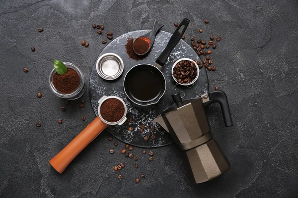 セズブ 間欠泉のコーヒーメーカー 黒の背景に粉と豆とポートフィルター瓶 — ストック写真
