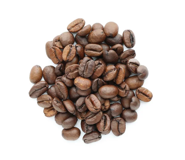 白い背景にコーヒー豆のヒープ — ストック写真