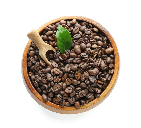 白い背景にコーヒー豆とボウル — ストック写真