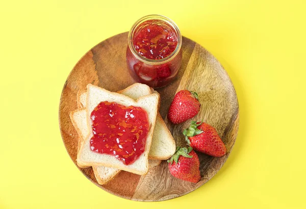 Wooden Plate Toasts Jar Tasty Jam Fresh Strawberry Yellow Background — Stock Photo, Image