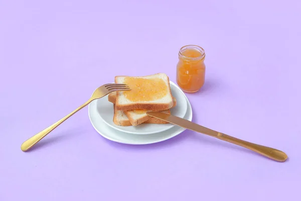 Plates Tasty Toasts Jar Peach Jam Cutlery Lilac Background — Stock Photo, Image