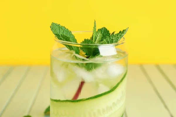 Glas Water Met Komkommerschijfjes Groene Houten Tafel — Stockfoto