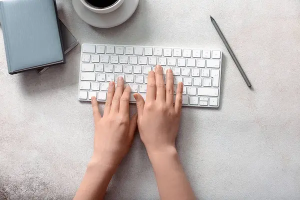 Γυναίκα Προγραμματίστρια Που Χρησιμοποιεί Πληκτρολόγιο Υπολογιστή Φλιτζάνι Καφέ Και Σημειωματάρια — Φωτογραφία Αρχείου
