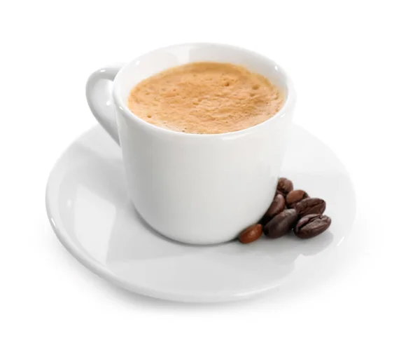 Kopp Med Läckra Espresso Kaffebönor Och Fat Vit Bakgrund — Stockfoto