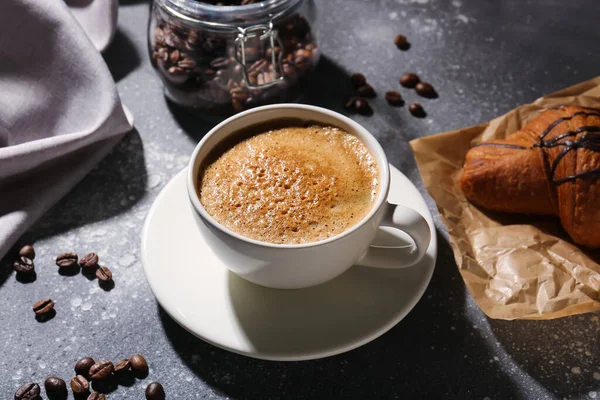 Secangkir Espresso Lezat Biji Kopi Dan Croissant Pada Latar Belakang — Stok Foto