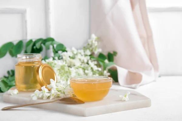 Glas Und Schale Mit Honig Mit Akazienblüten Auf Hellem Hintergrund — Stockfoto