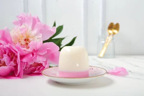 Plate Panna Cotta Beautiful Peony Flowers White Table — Stock Photo, Image