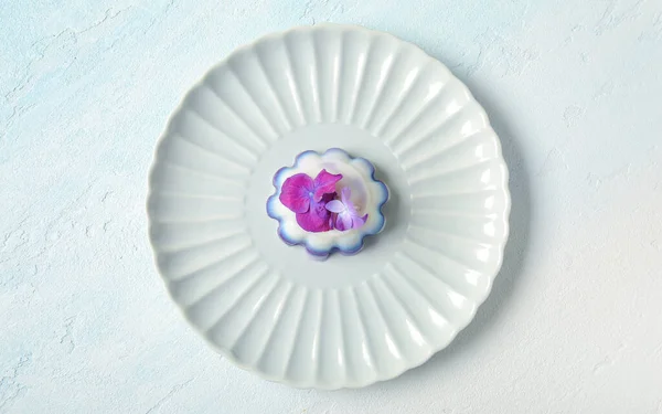 Plate Panna Cotta Gyönyörű Hortenzia Virágok Fehér Asztalon — Stock Fotó