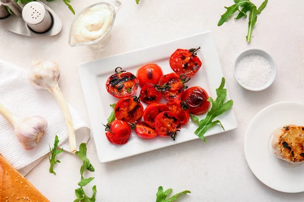 Plate Tasty Grilled Tomatoes Arugula White Background — Stock Photo, Image