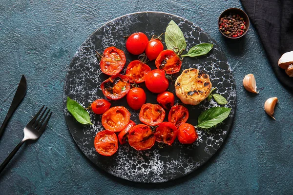 Bord Met Lekkere Gegrilde Tomaten Basilicum Donkere Achtergrond — Stockfoto