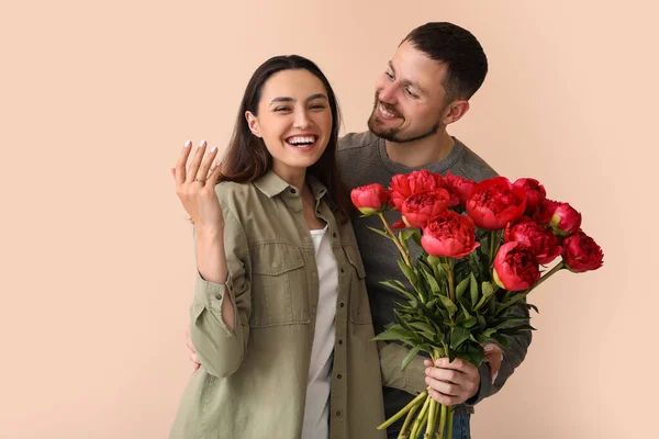 Happy Engaged Couple Flowers Beige Background — Stock Photo, Image