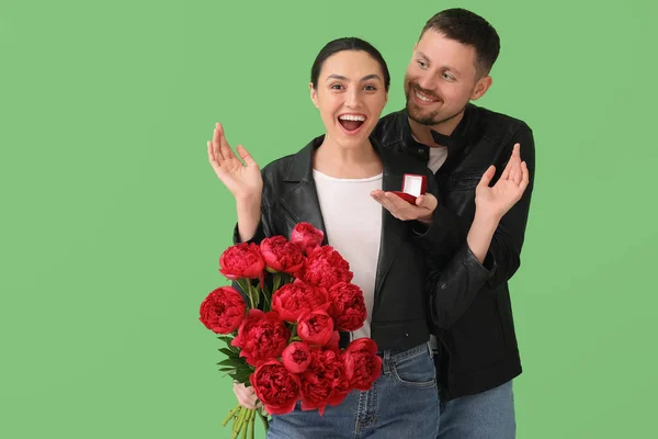 Joven Con Flores Proponiéndole Matrimonio Novia Sobre Fondo Verde —  Fotos de Stock
