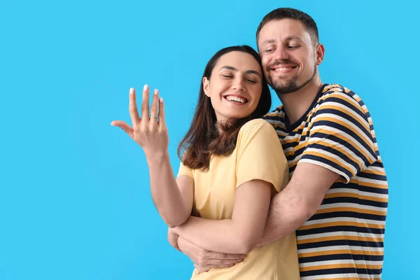 幸せな婚約カップル抱擁上の青の背景 — ストック写真