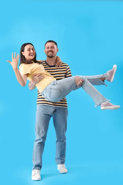 Feliz Pareja Comprometida Sobre Fondo Azul — Foto de Stock