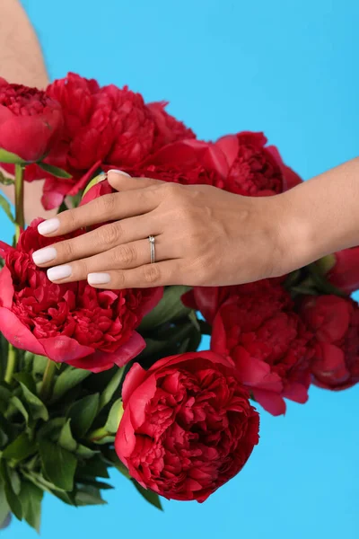 Šťastný Zasnoubený Pár Květinami Modrém Pozadí Detailní Záběr — Stock fotografie