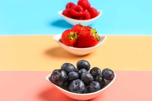 Mangkuk Dengan Berry Segar Yang Berbeda Pada Latar Belakang Berwarna — Stok Foto