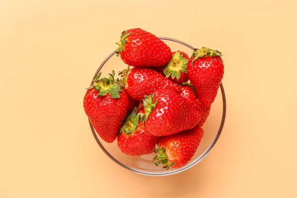 Glasschale Mit Frischen Erdbeeren Auf Orangenem Hintergrund — Stockfoto
